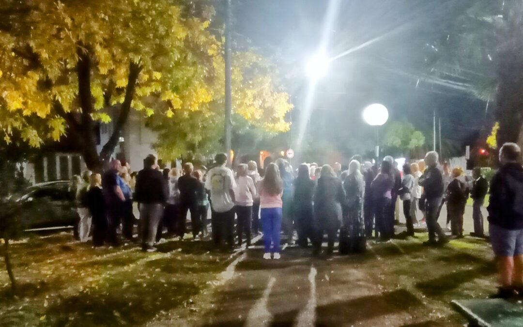 CASTELAR SUR: SEGURIDAD: VECINOS Y VECINAS SE CONCENTRARON NUEVAMENTE EN LA PUERTA DE LA COMISARÍA PARA REITERAR EL PEDIDO DE MAYORES MEDIDAS DE SEGURIDAD