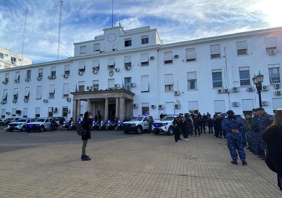 MORÓN: JAVIER ALONSO Y LUCAS GHI ENTREGARON NUEVAS PATRULLAS Y MOTOS PARA REFORZAR LA SEGURIDAD