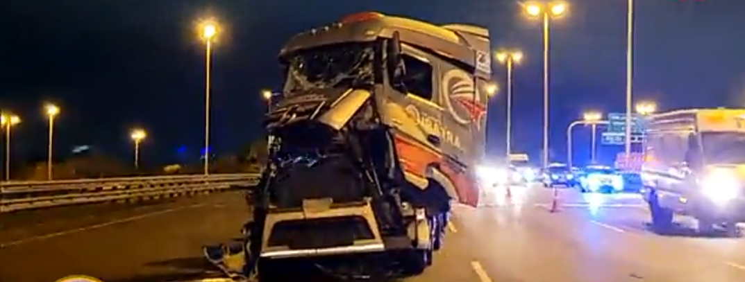 CHOQUE Y VUELCO EN EL ACCESO OESTE: UN CAMIÓN IMPACTÓ CONTRA UN MICRO