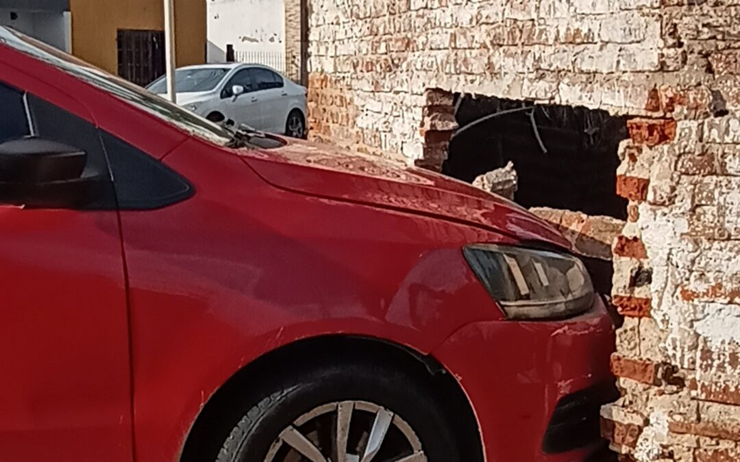 CASTELAR: AHORA: TREMENDO CHOQUE ENTRE DOS AUTOMÓVILES: UNO SE INCRUSTÓ EN UNA CASA