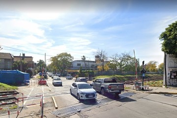 LA CÁMARA DE COMERCIO DE CASTELAR RECLAMA LA REINCORPORACIÓN DEL BANDERILLERO EN EL CRUCE DE ZAPIOLA