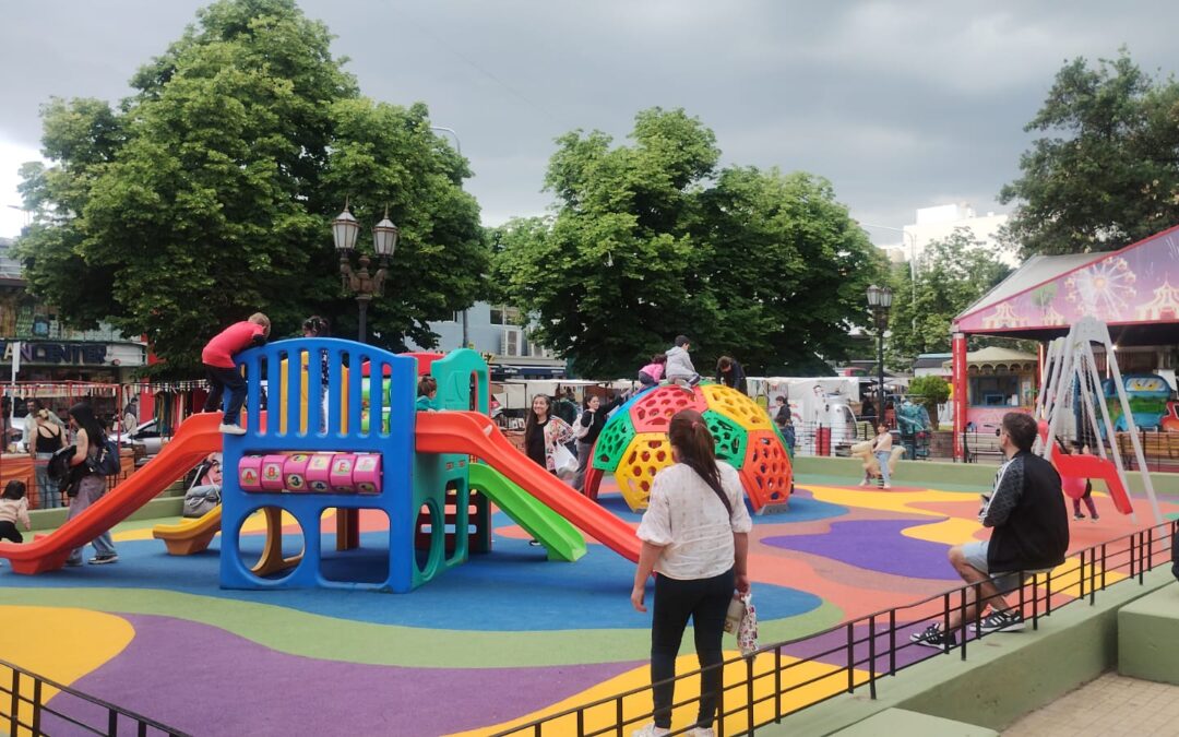 LA PLAZA SAN MARTÍN LUCE RENOVADA CON NUEVOS JUEGOS INFANTILES Y PISO SEGURO PARA LOS MAS PEQUEÑOS