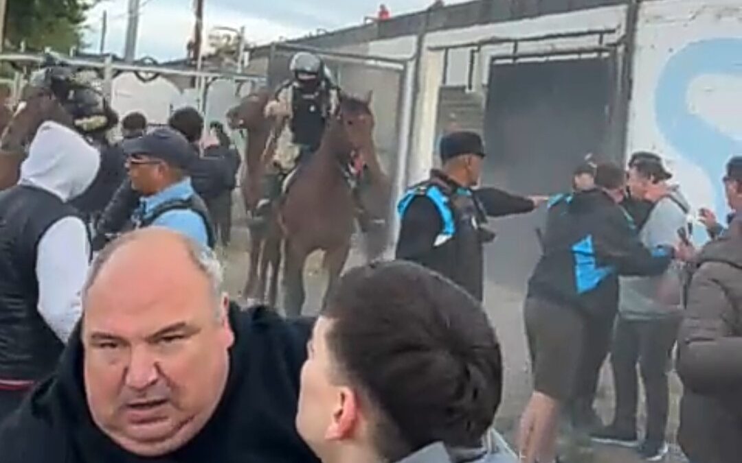 «EL VIOLENTO DESALOJO DE LA COMITIVA DEL GALLO, EN PUERTO MADRYN, CON EL INTENDENTE LUCAS GHI ENTRE LOS AGREDIDOS»